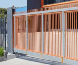 Les portes ou portails automatiques ou semi automatiques Articles R.4224-12 et R.4224-13 du Code du Travail et de l’Arrêté du 21 décembre 1993 Ils sont définis par leur mode de fonctionnement, leur mouvement d’ouverture et de fermeture sont déclenchés soit par une boucle de présence, un radar ou une impulsion sur un dispositif de commande (télécommande, bouton poussoir). Ils sont installés sur les lieux de travail et doivent être entretenus.