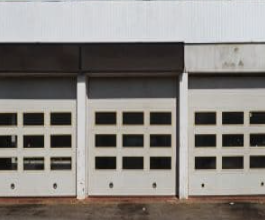 Les portes ou portails motorisés Article R.4224-12 du Code du Travail installés sur les lieux de travail doivent être entretenus. Leur mouvement de descente est déclenché par un appui maintenu sur le dispositif de commande quel que soit le mode utilisé en montée. Le code du travail préconise une visite périodique une fois par an.