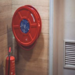 Les installations de désenfumage naturel et portes coupe-feu Le règlement de sécurité ERP du 25 juin 1980 modifié (Art. DF9) précise le cadre des vérifications périodiques. Pour les établissements recevant des travailleurs soumis au code du travail (Art. R.4224-17), la vérification est préconisée et la périodicité définie contractuellement.